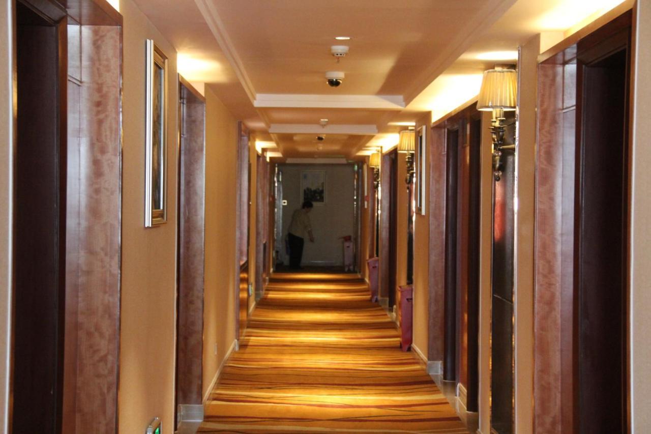 Royal International Hotel Урумчи Экстерьер фото