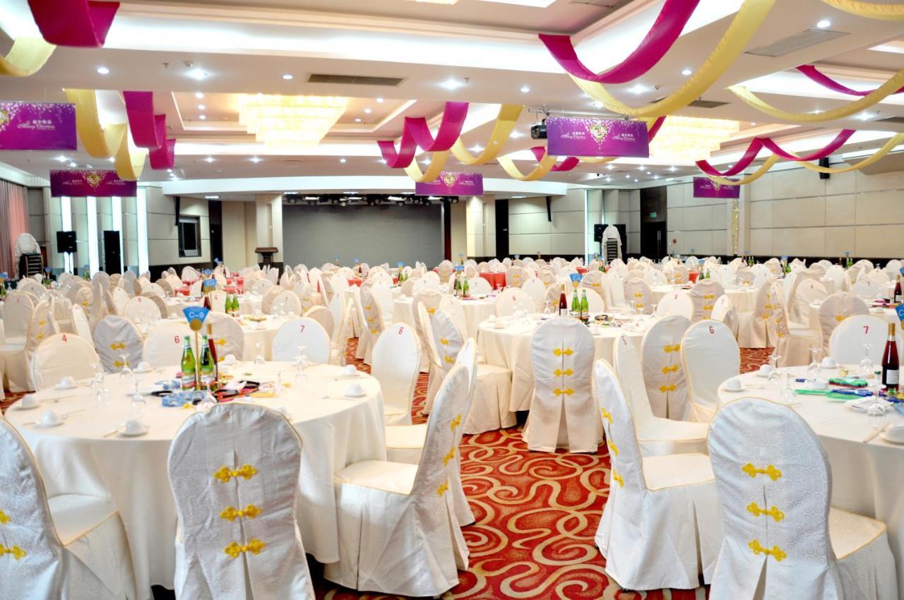 Royal International Hotel Урумчи Экстерьер фото