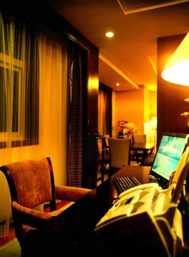 Royal International Hotel Урумчи Номер фото